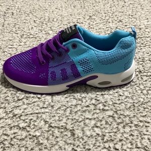 Size 38 euro. 7.5 U.S. size Woman’s running shoe. Beautiful color, lightweight.